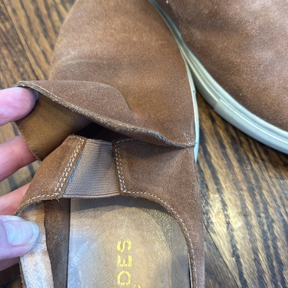 J. Slides caramel suede slip on loafers padded heel “tongue”. White sidewalls. - Picture 8 of 8